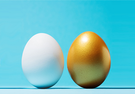 Два курячі яйця: біле і золоте